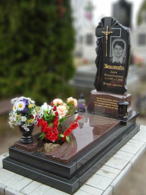 памятник с надгробием в два яруса