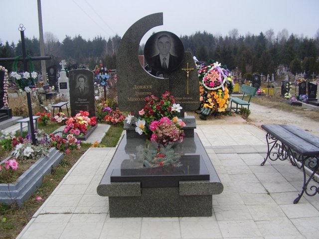 надгробный памятник с оградкой гранит красный